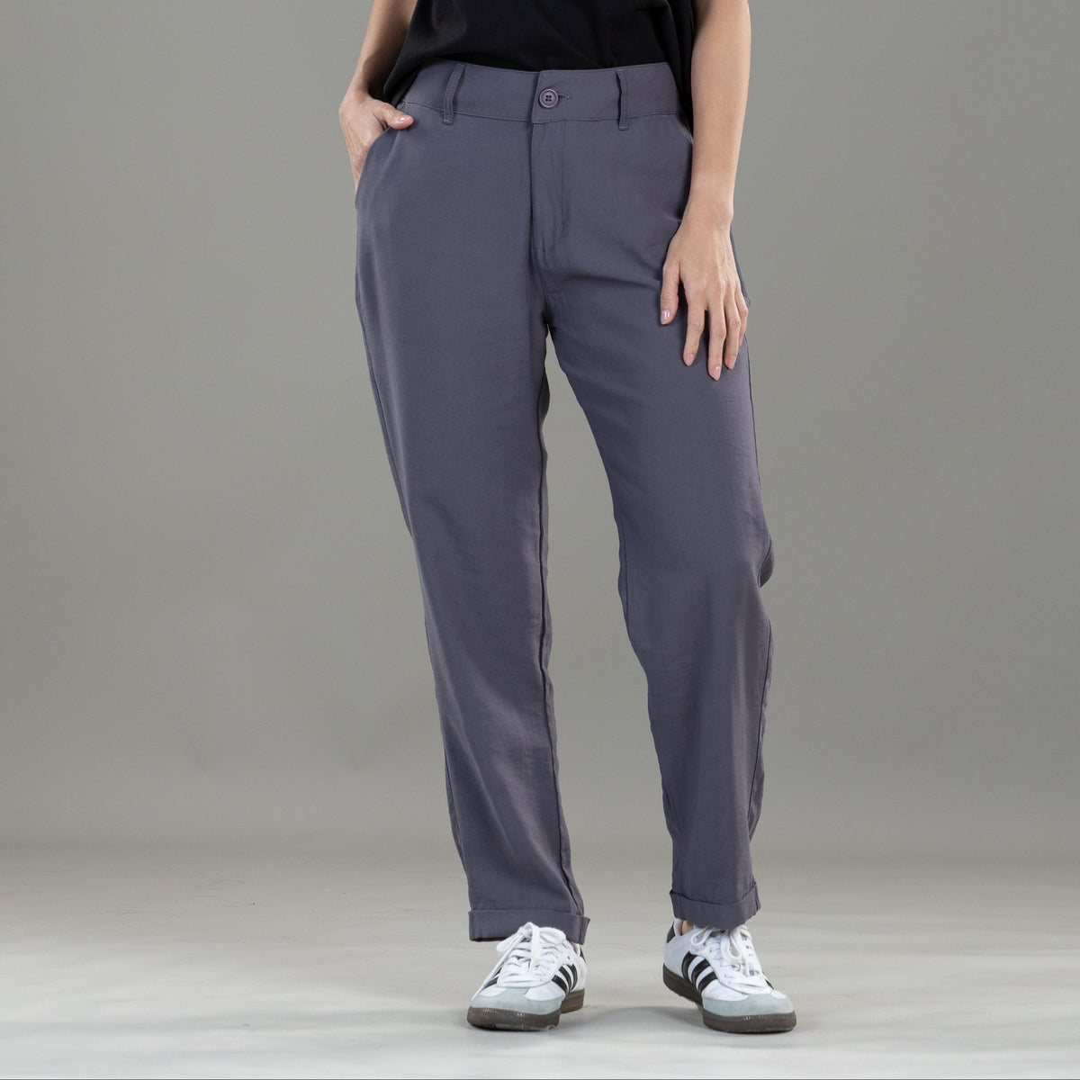 Pantalón Mom Gris Bolsillo Diagonal y Bolsillo Ribete