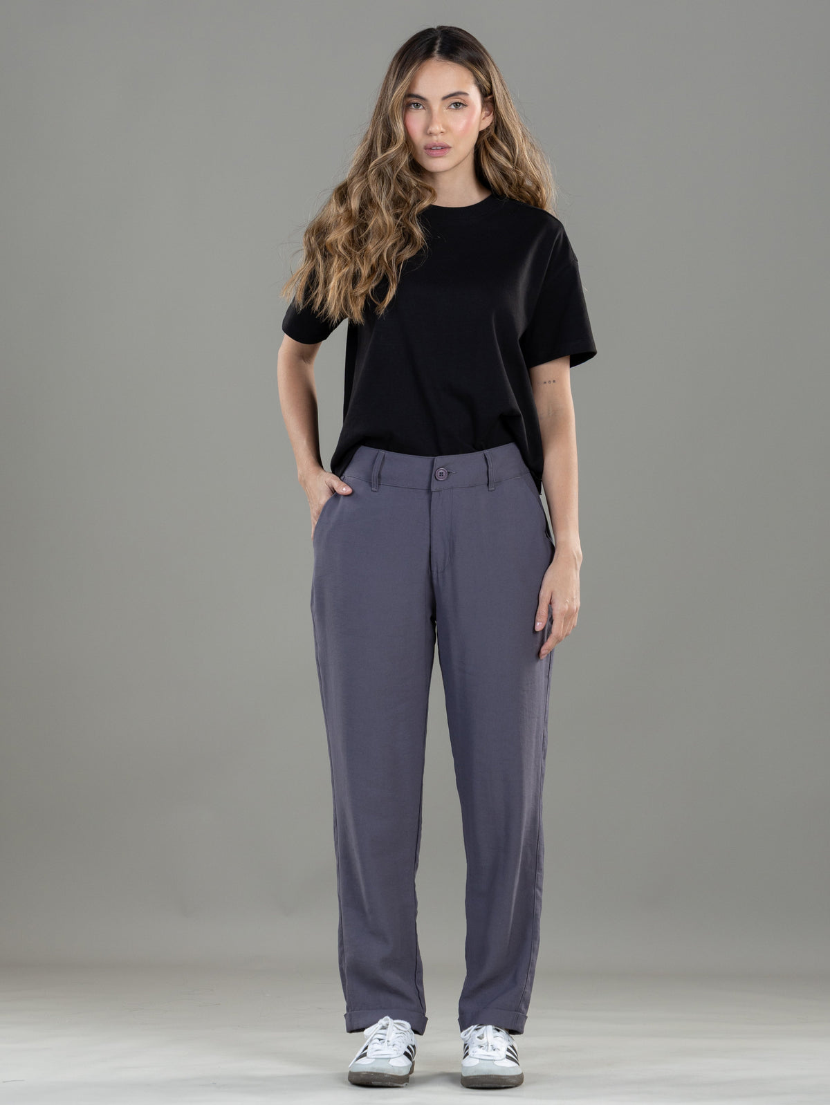 Pantalón Mom Gris Bolsillo Diagonal y Bolsillo Ribete