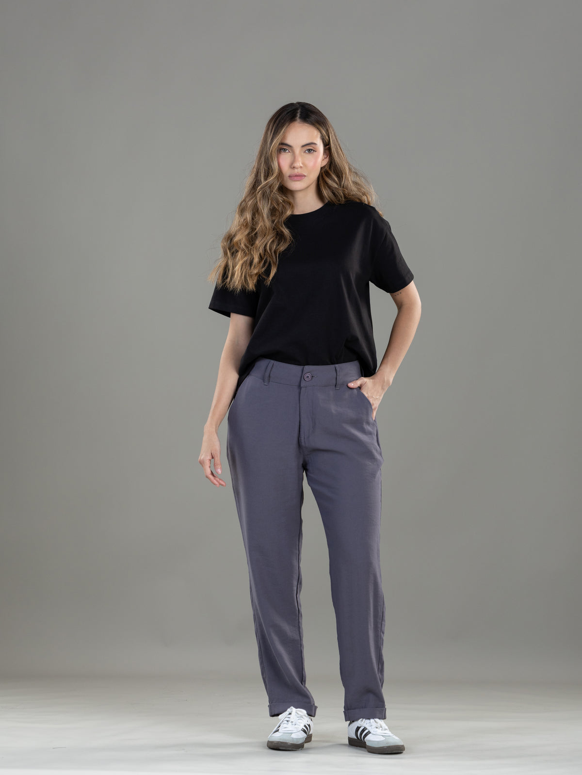 Pantalón Mom Gris Bolsillo Diagonal y Bolsillo Ribete