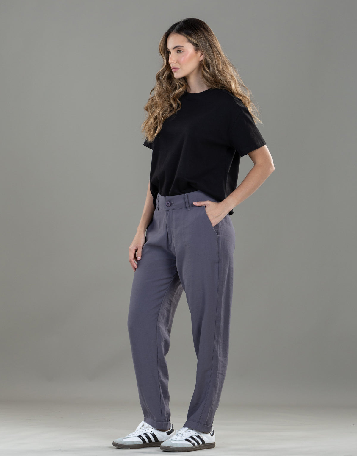 Pantalón Mom Gris Bolsillo Diagonal y Bolsillo Ribete