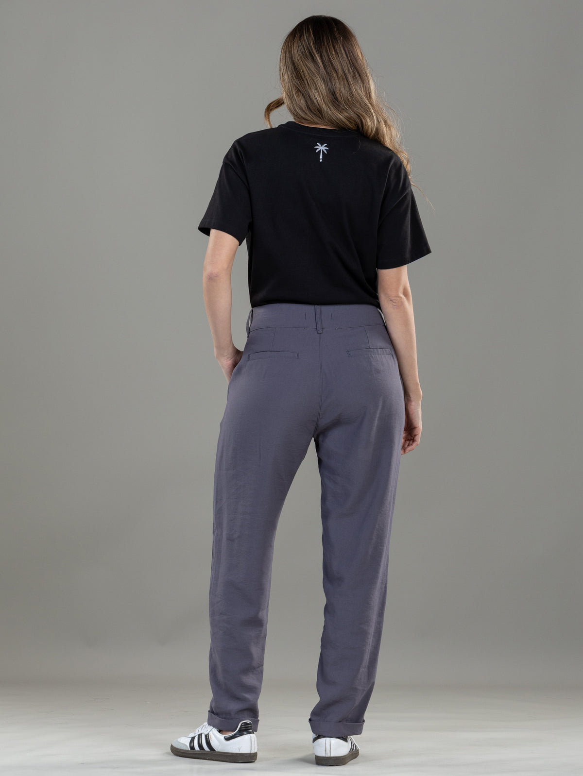 Pantalón Mom Gris Bolsillo Diagonal y Bolsillo Ribete