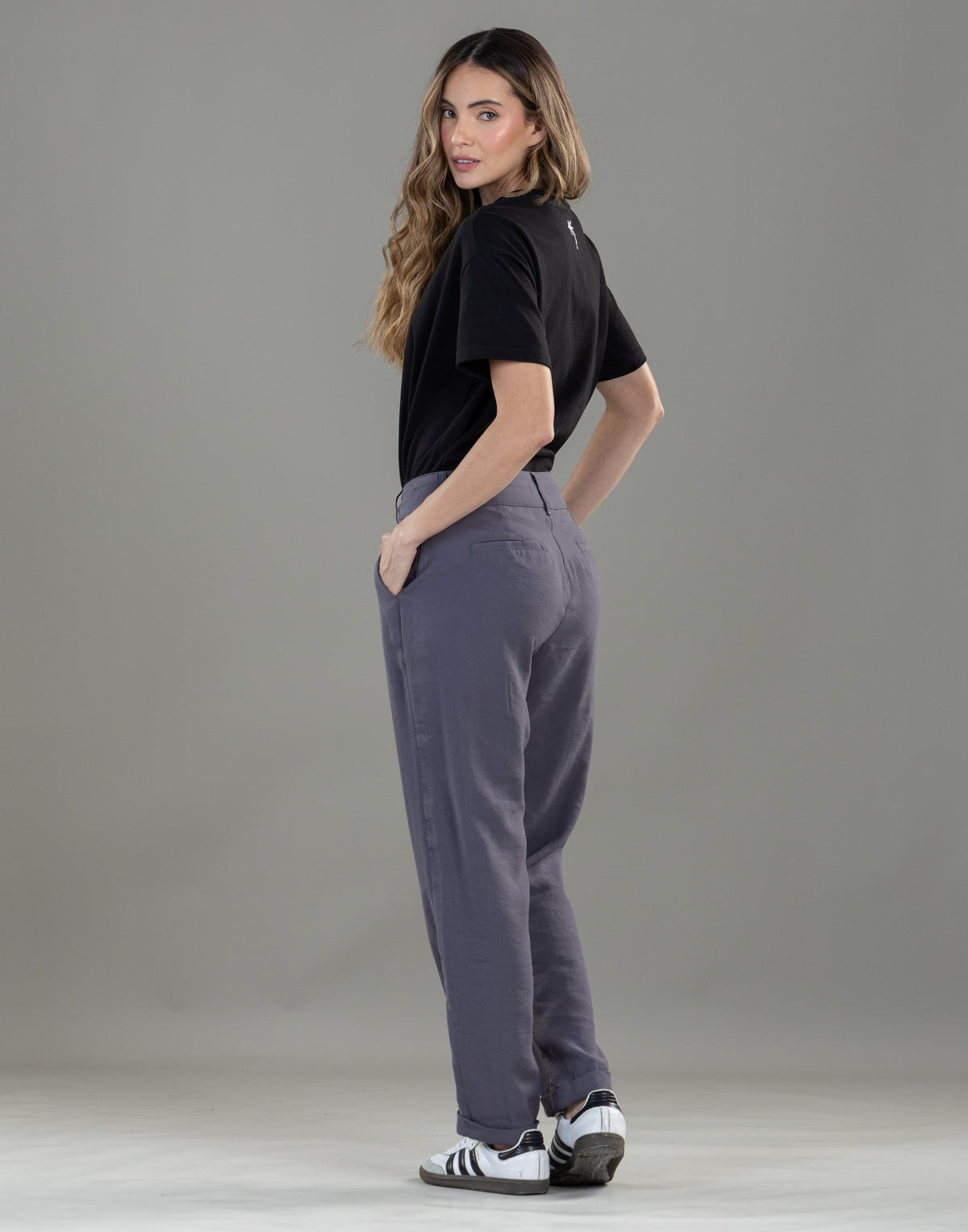 Pantalón Mom Gris Bolsillo Diagonal y Bolsillo Ribete