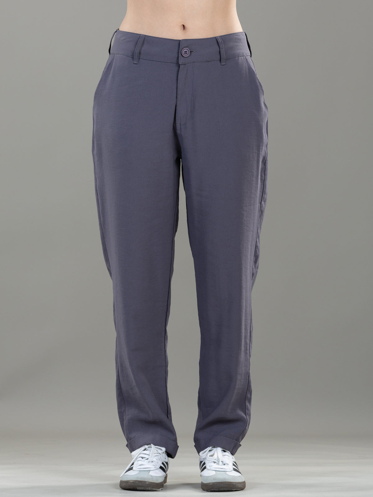 Pantalón Mom Gris Bolsillo Diagonal y Bolsillo Ribete