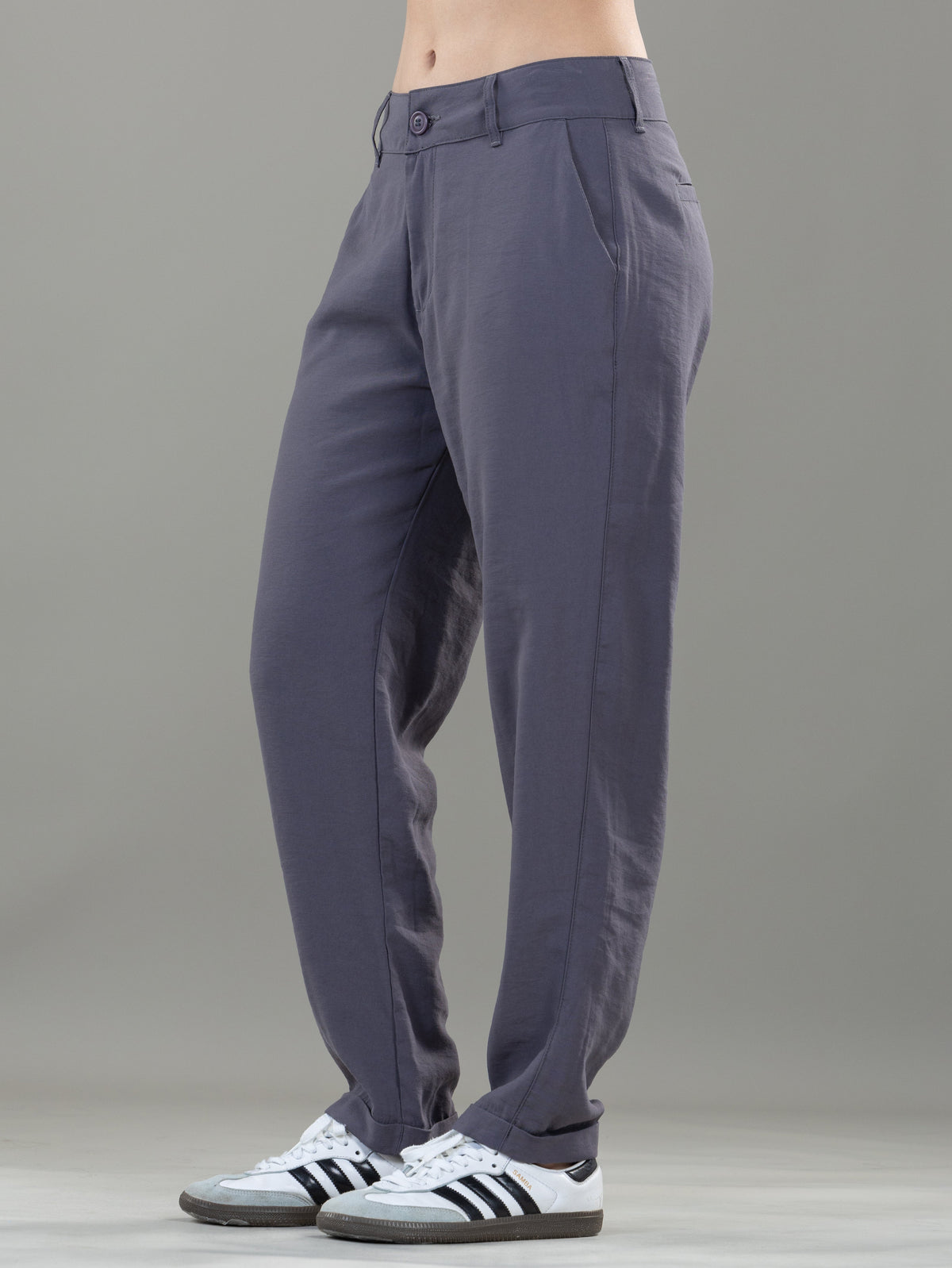 Pantalón Mom Gris Bolsillo Diagonal y Bolsillo Ribete