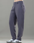 Pantalón Mom Gris Bolsillo Diagonal y Bolsillo Ribete