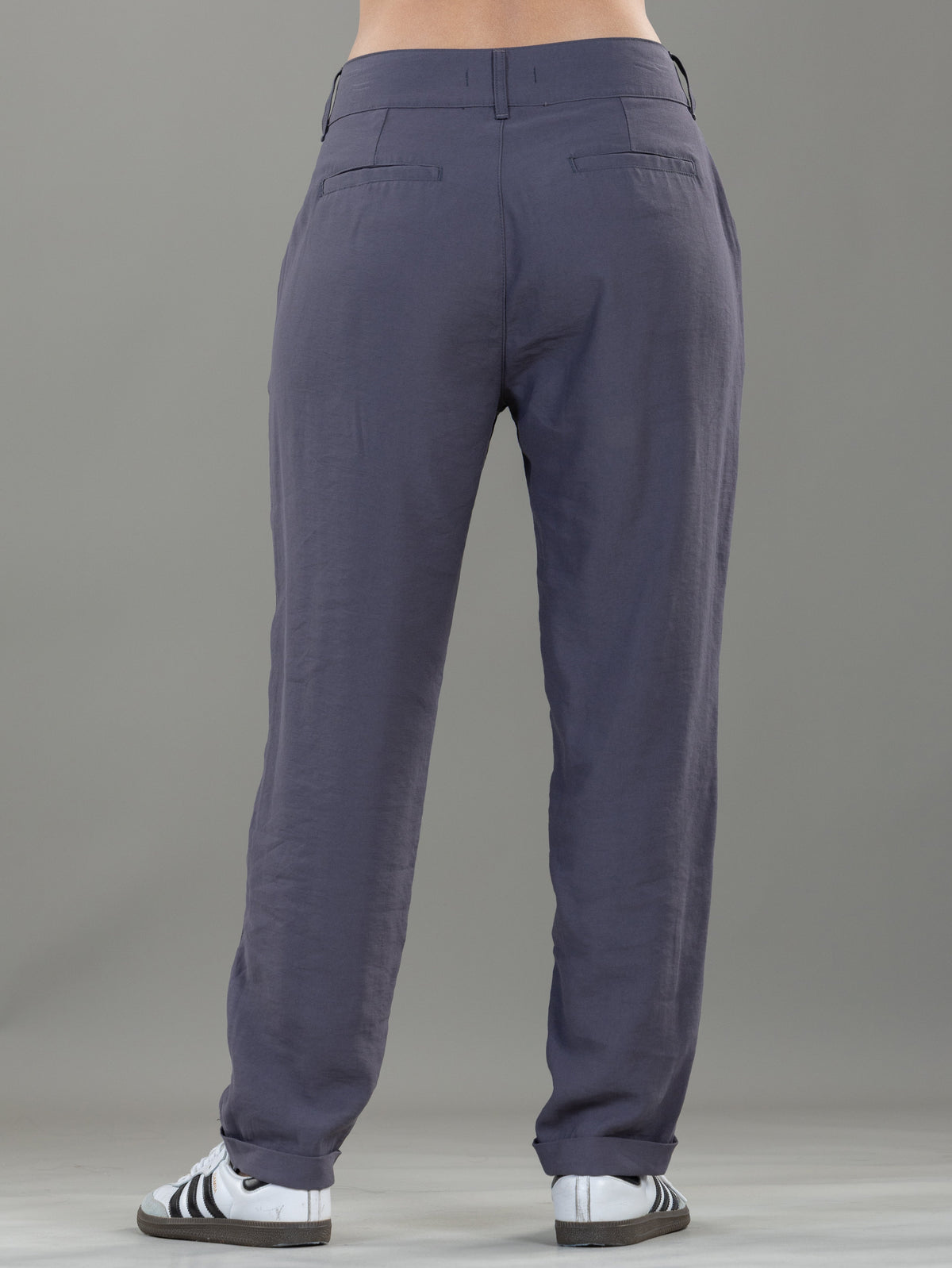 Pantalón Mom Gris Bolsillo Diagonal y Bolsillo Ribete