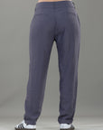 Pantalón Mom Gris Bolsillo Diagonal y Bolsillo Ribete