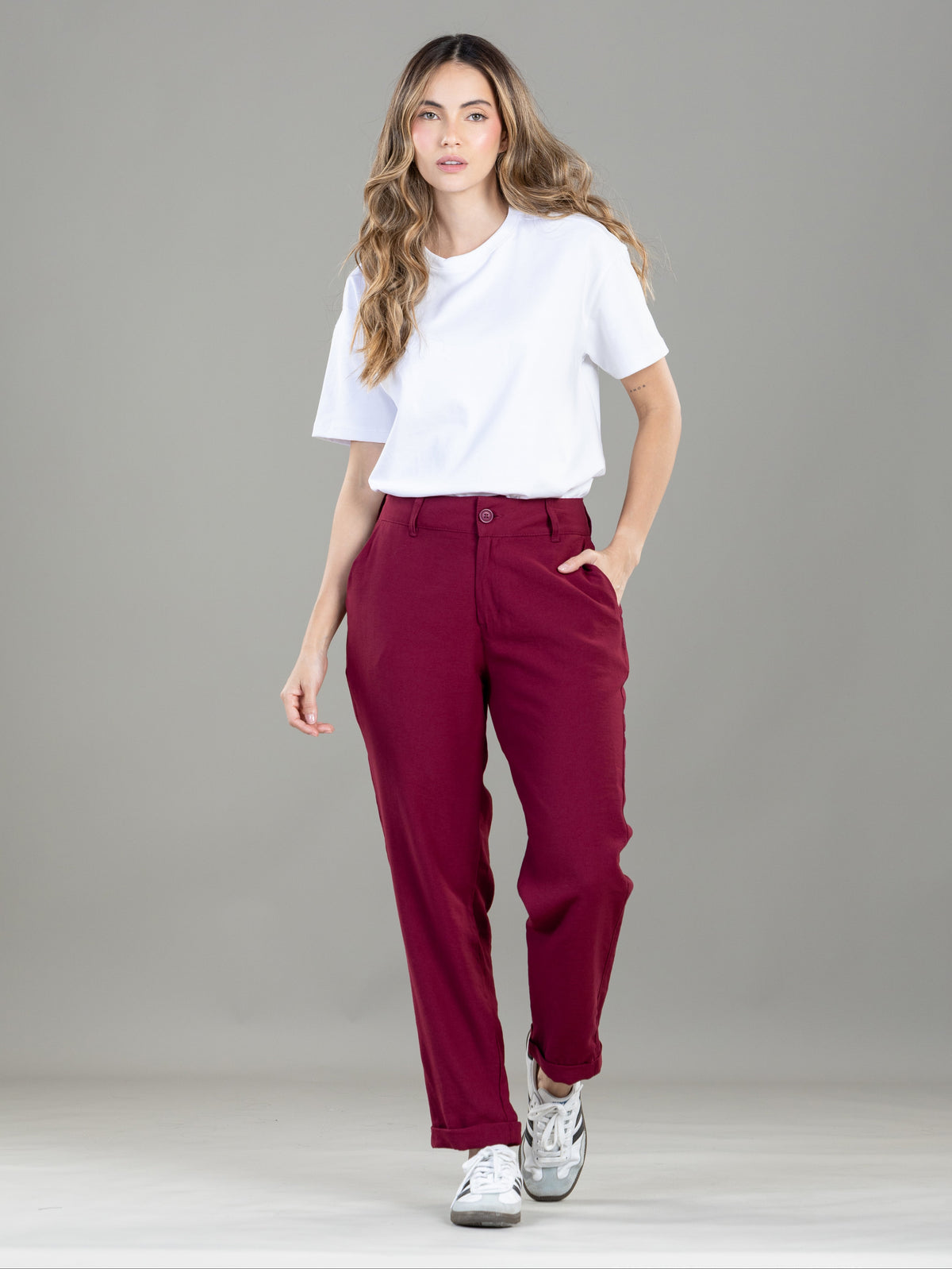 Pantalón Mom Vinotinto Bolsillo Diagonal y Bolsillo Ribete