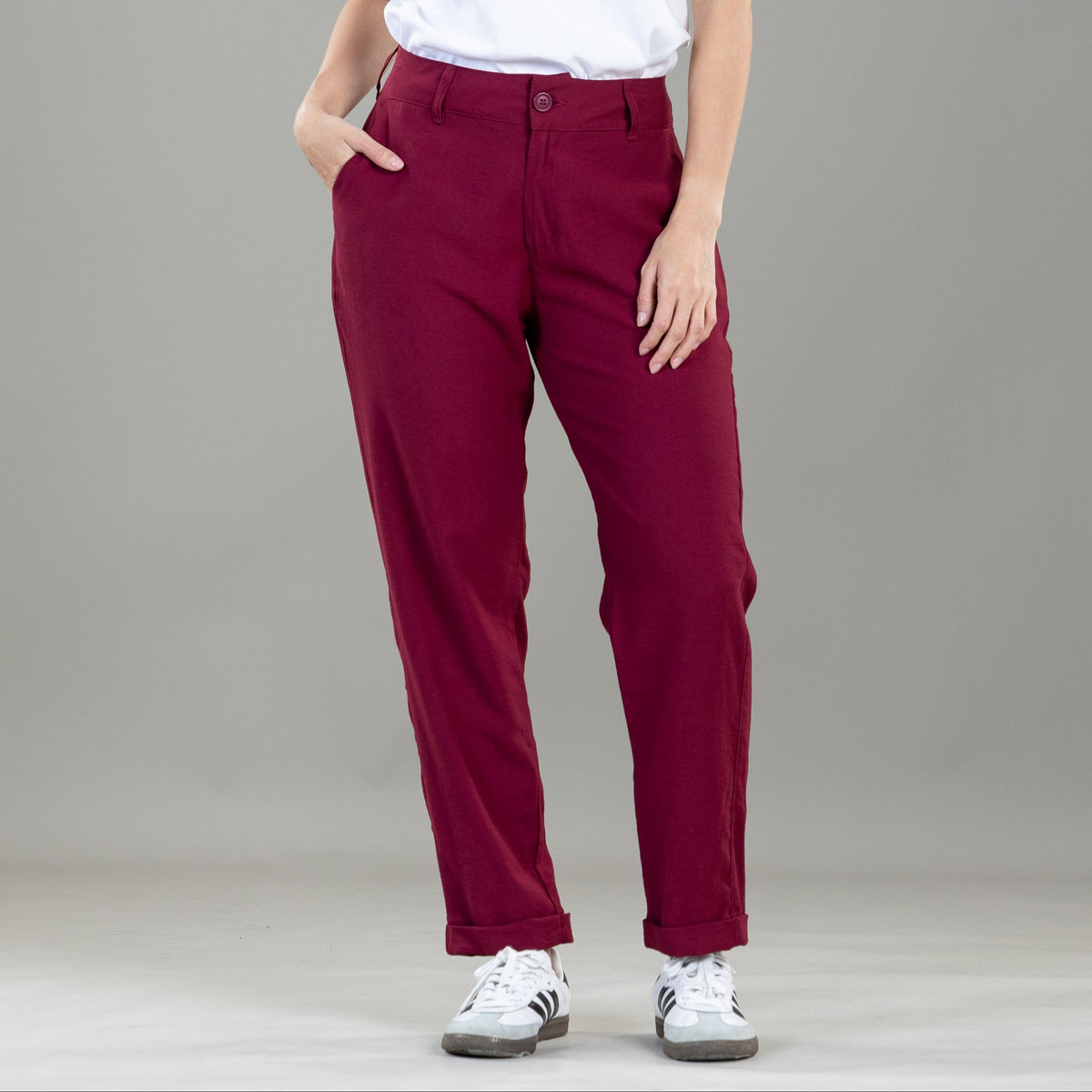 Pantalón Mom Vinotinto Bolsillo Diagonal y Bolsillo Ribete