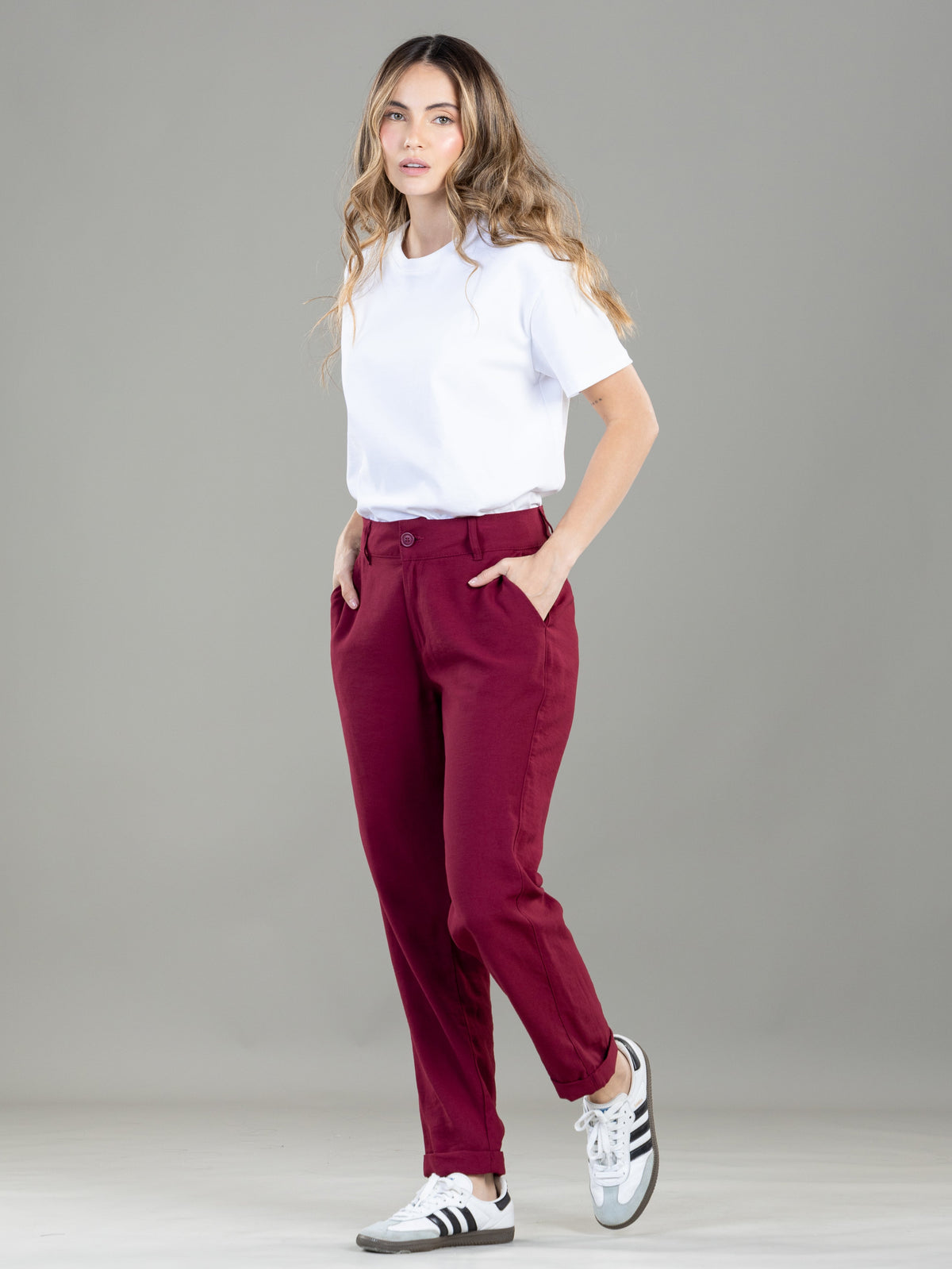 Pantalón Mom Vinotinto Bolsillo Diagonal y Bolsillo Ribete