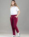 Pantalón Mom Vinotinto Bolsillo Diagonal y Bolsillo Ribete