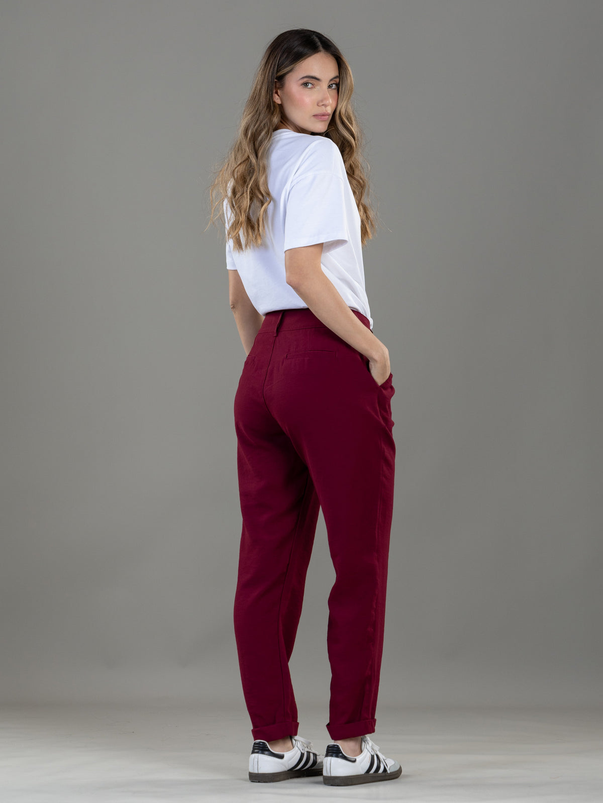 Pantalón Mom Vinotinto Bolsillo Diagonal y Bolsillo Ribete
