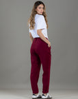 Pantalón Mom Vinotinto Bolsillo Diagonal y Bolsillo Ribete