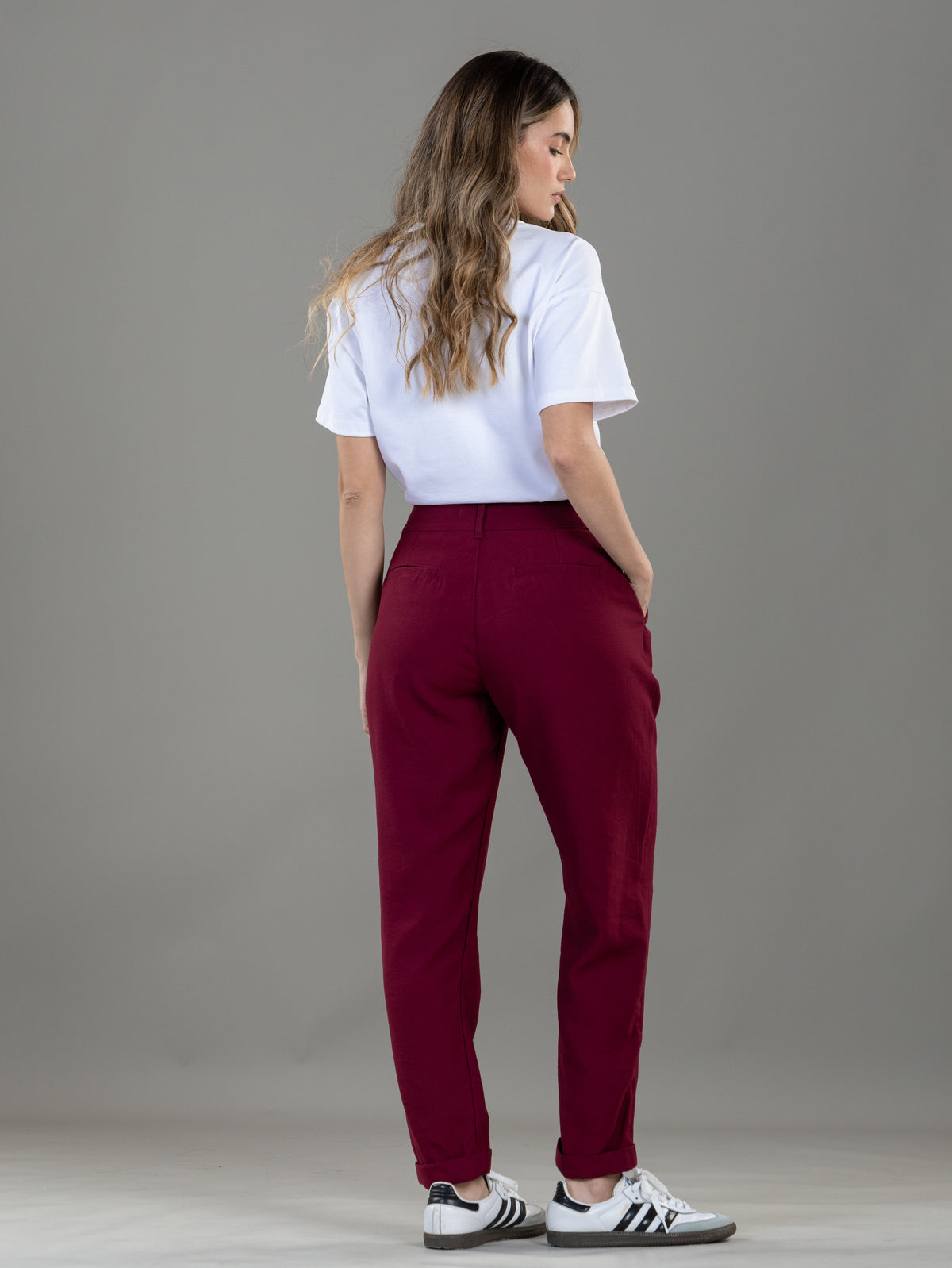 Pantalón Mom Vinotinto Bolsillo Diagonal y Bolsillo Ribete