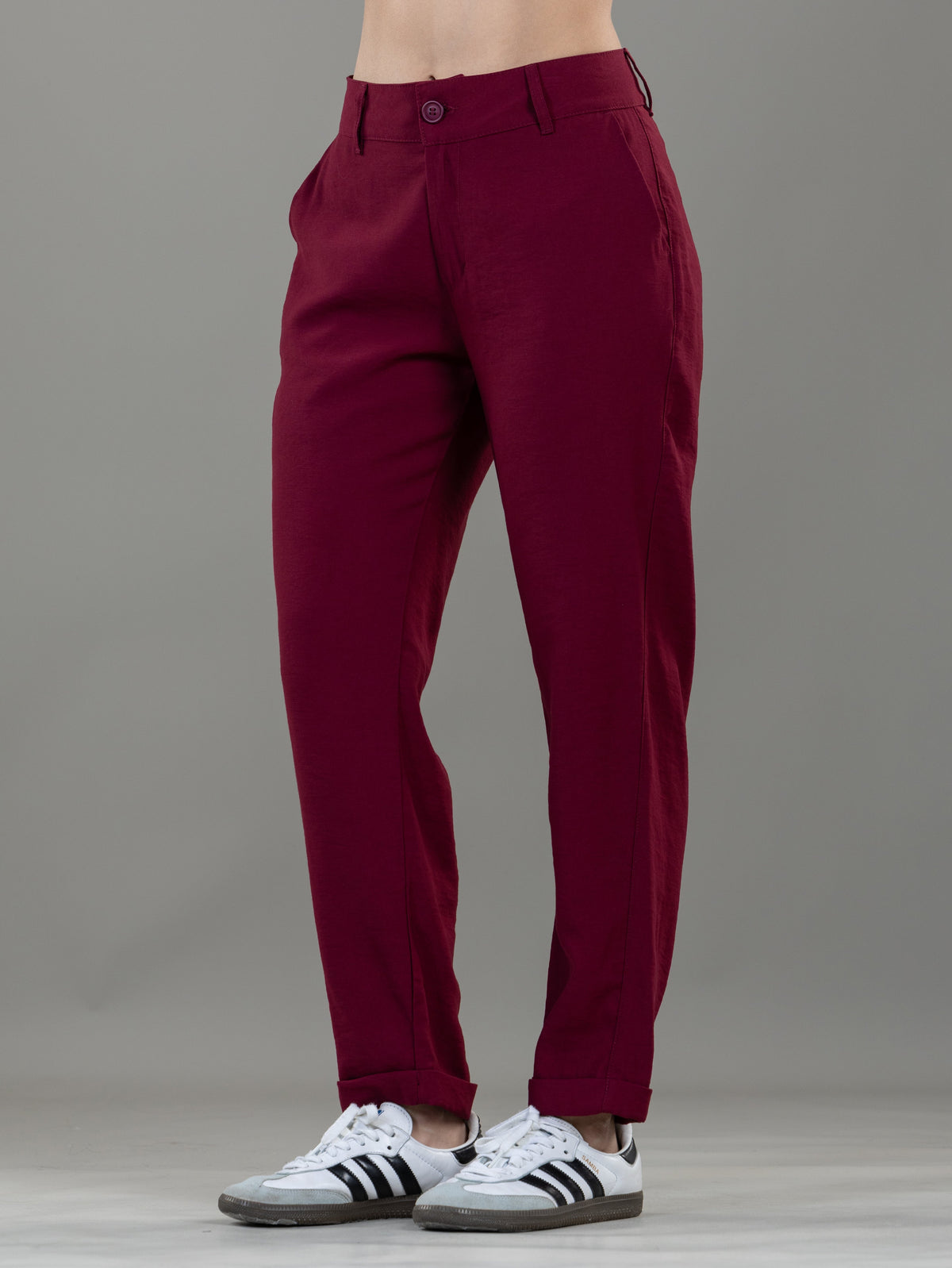 Pantalón Mom Vinotinto Bolsillo Diagonal y Bolsillo Ribete