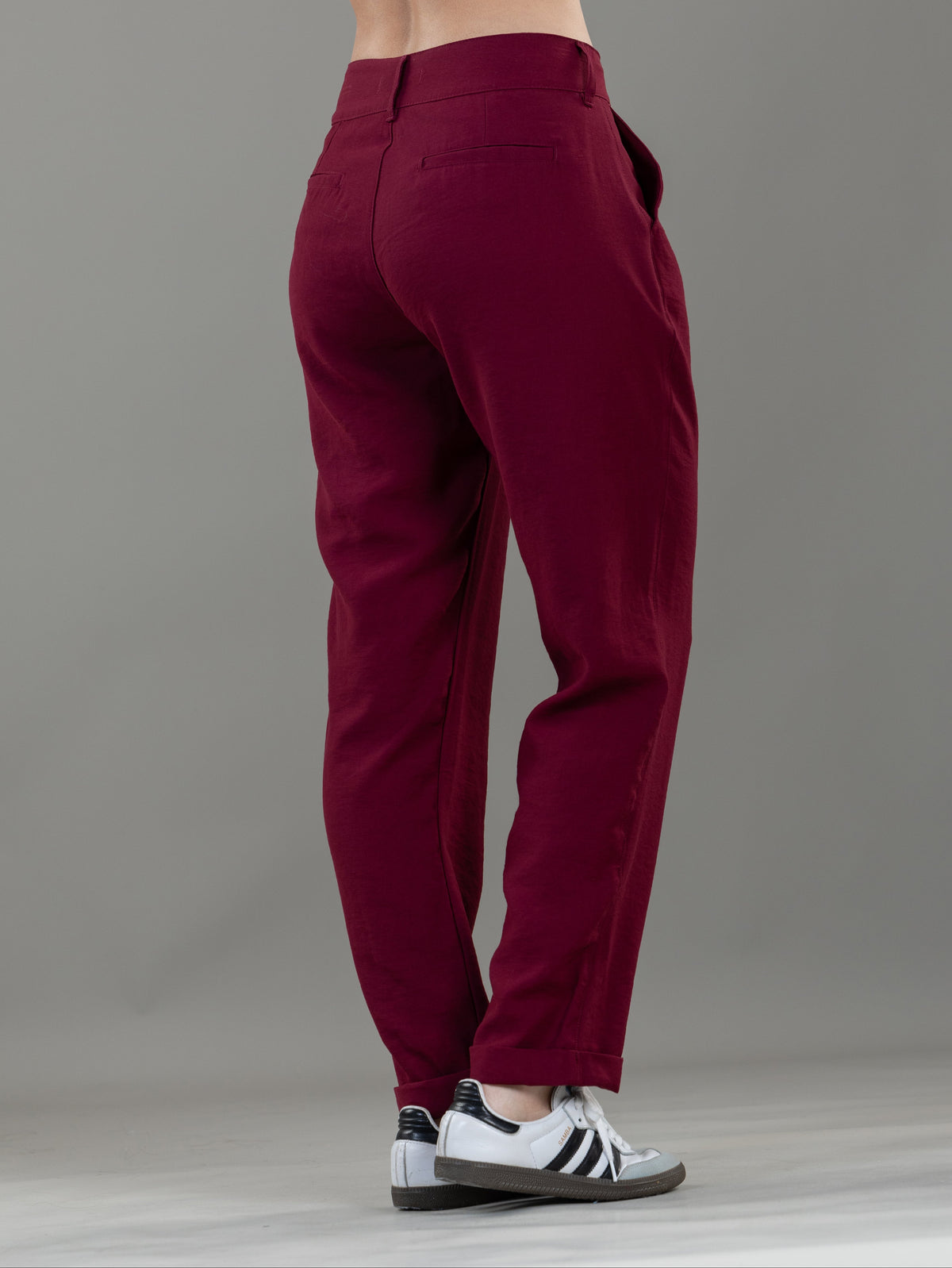 Pantalón Mom Vinotinto Bolsillo Diagonal y Bolsillo Ribete