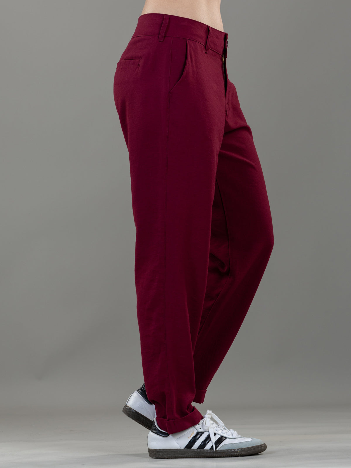 Pantalón Mom Vinotinto Bolsillo Diagonal y Bolsillo Ribete