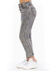 Jeans Rígido Mom Gris 5 Bolsillos