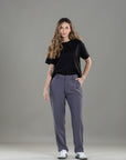 Pantalón Mom Gris Bolsillo Diagonal y Bolsillo Ribete