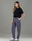 Pantalón Mom Gris Bolsillo Diagonal y Bolsillo Ribete
