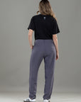 Pantalón Mom Gris Bolsillo Diagonal y Bolsillo Ribete