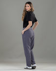 Pantalón Mom Gris Bolsillo Diagonal y Bolsillo Ribete
