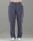 Pantalón Mom Gris Bolsillo Diagonal y Bolsillo Ribete