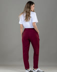 Pantalón Mom Vinotinto Bolsillo Diagonal y Bolsillo Ribete