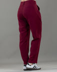 Pantalón Mom Vinotinto Bolsillo Diagonal y Bolsillo Ribete