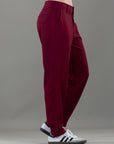 Pantalón Mom Vinotinto Bolsillo Diagonal y Bolsillo Ribete