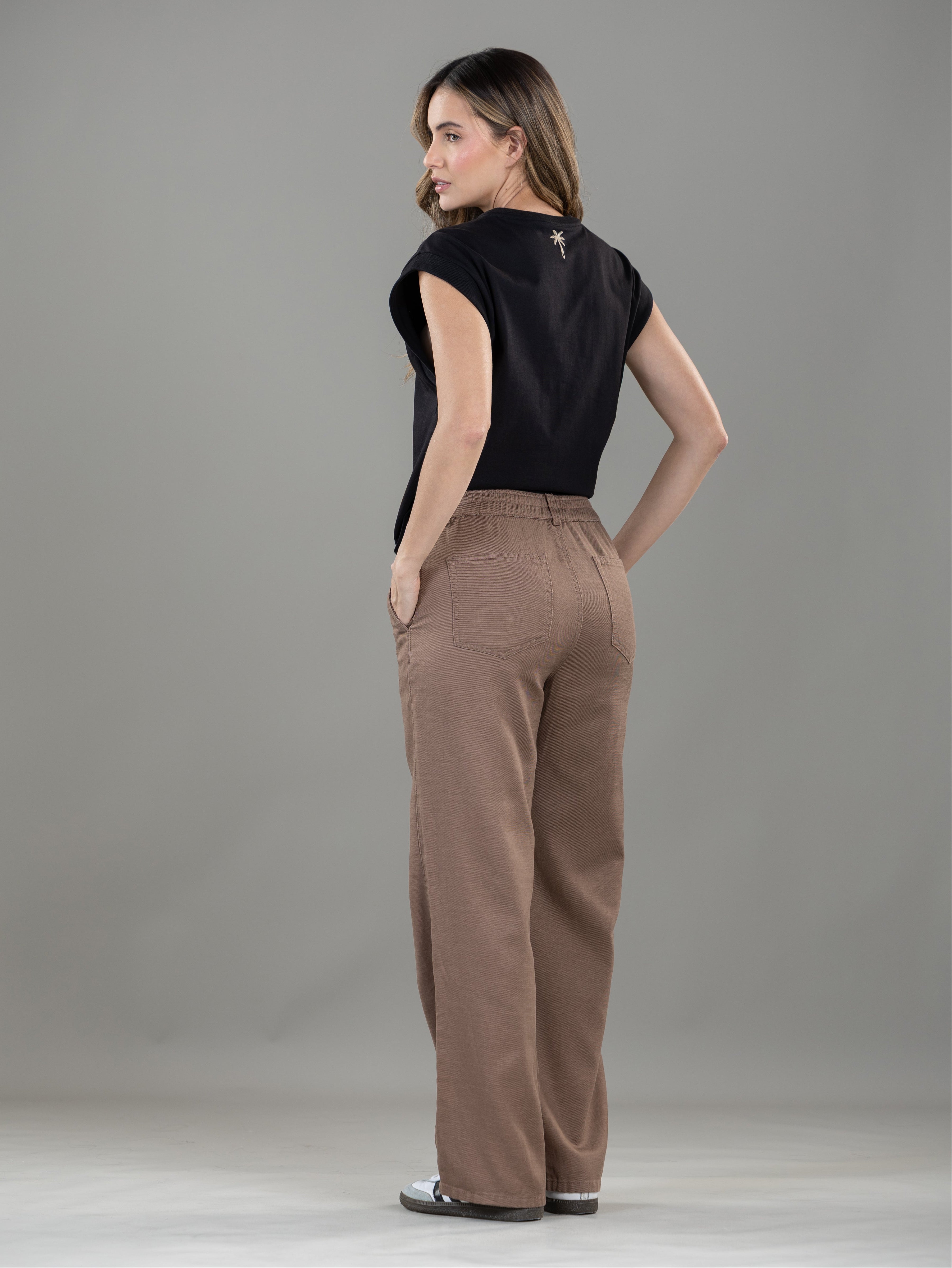 Pantalón Confort Café Bota Recta